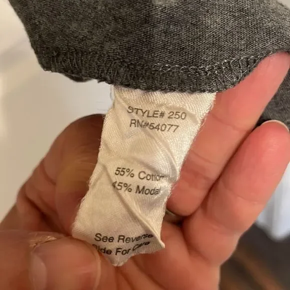 ✨CAbi #250 Gray Shark Bite Tunic Top - Picture 3 of 8